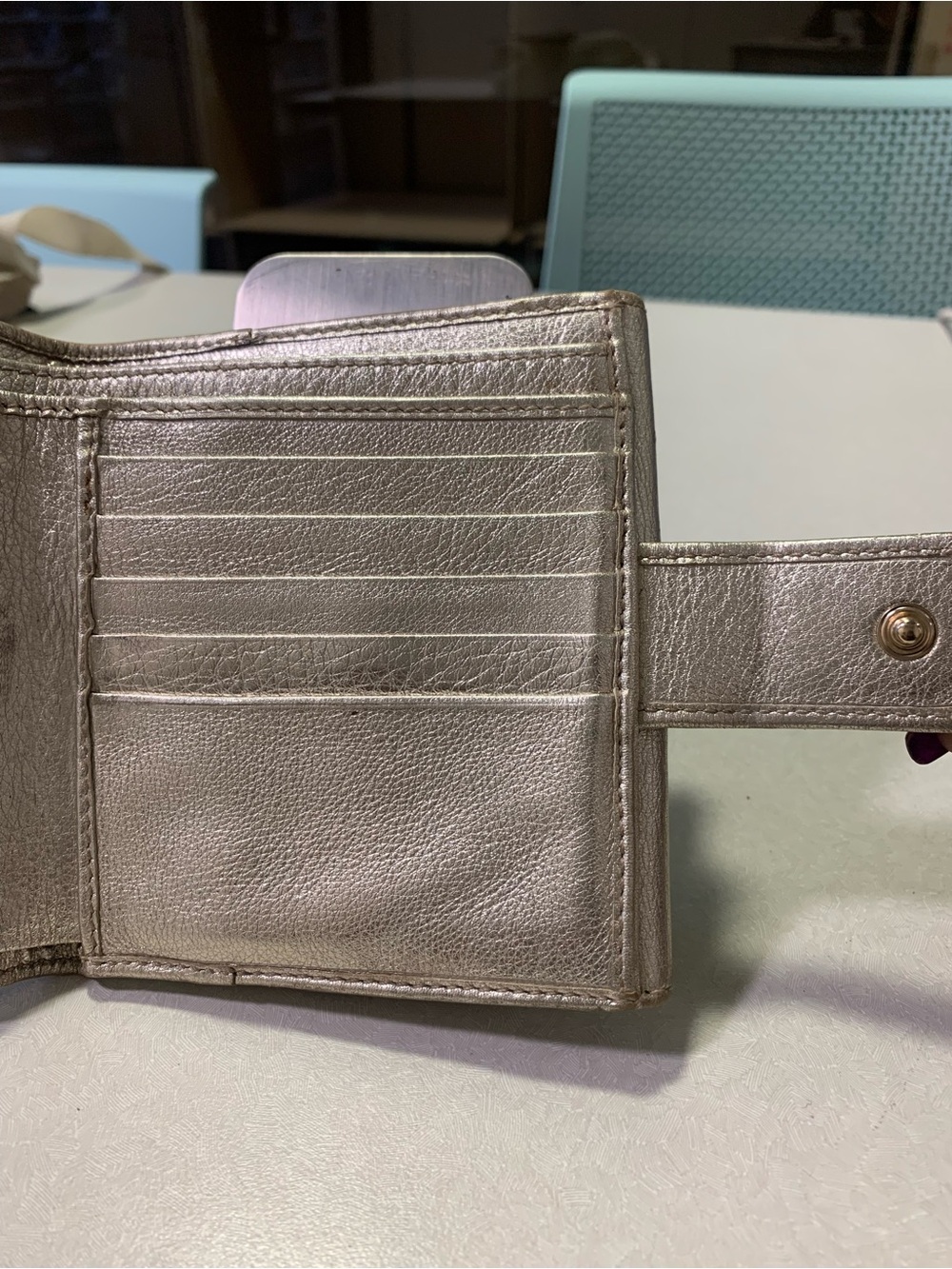 Gucci Gg Britt Compact Wallet Metallic Gold Leather - Picture 7 of 7